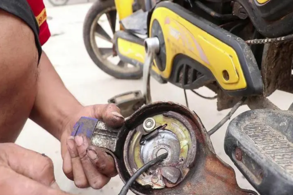 石柱电动车刹车故障